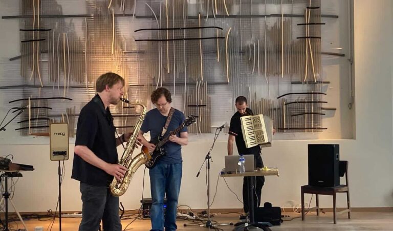 Muzikanten bij Het Rumoer in Y2